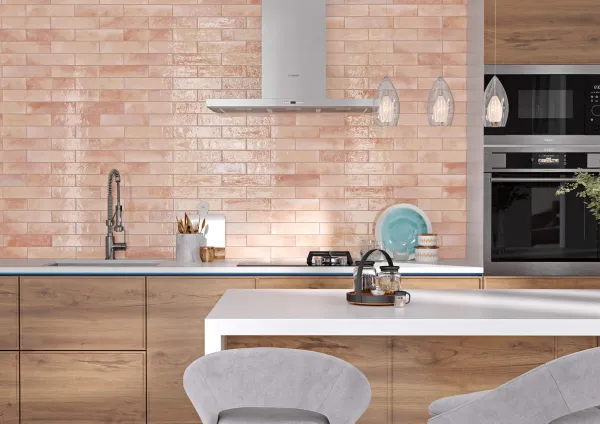 Cocina con azulejos efecto monocolor en tonos cálidos, colección Tokyo de Ribesalbes