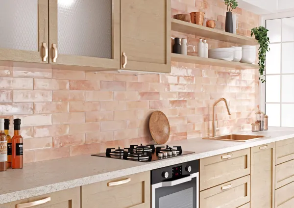 Cocina con azulejos efecto monocolor en tonos cálidos, colección Tokyo de Ribesalbes