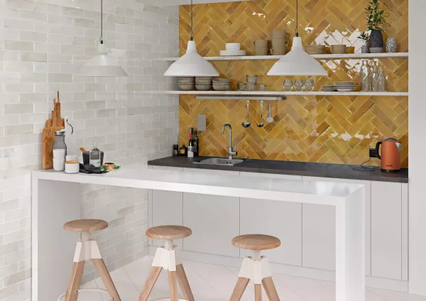 Cocina con azulejos efecto monocolor en tonos cálidos, colección Tokyo de Ribesalbes