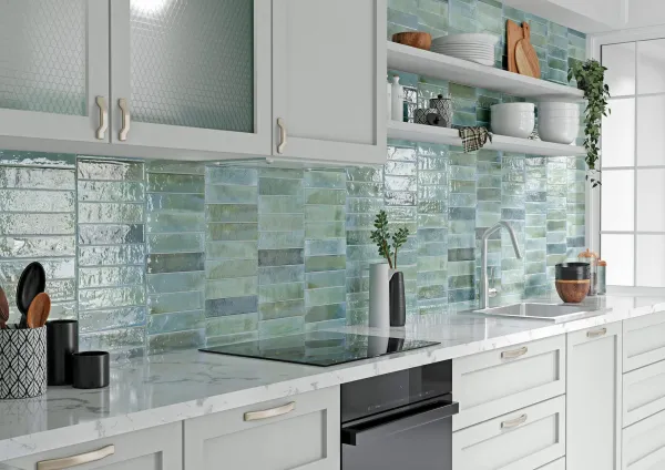 Cocina con azulejos efecto monocolor en tonos fríos, colección Tokyo de Ribesalbes