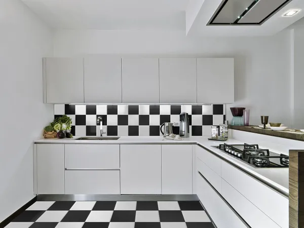 Cocina con azulejos efecto monocolor en tonos neutros, colección Unicolor de Fabresa