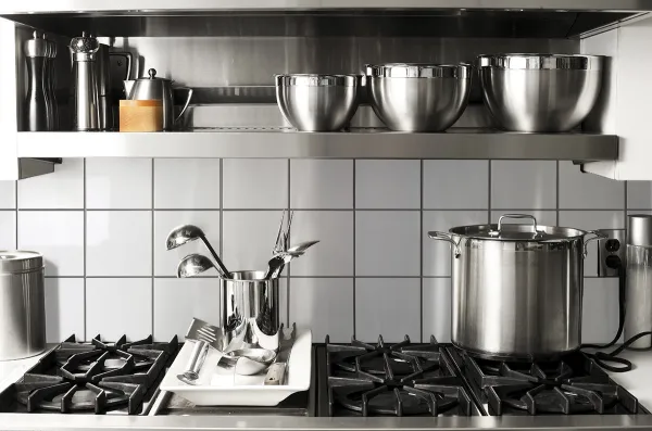 Cocina con azulejos efecto monocolor en tonos neutros, colección Unicolor de Fabresa