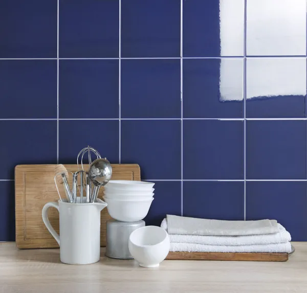 Cocina con azulejos efecto monocolor en tonos fríos, colección Unicolor de Fabresa