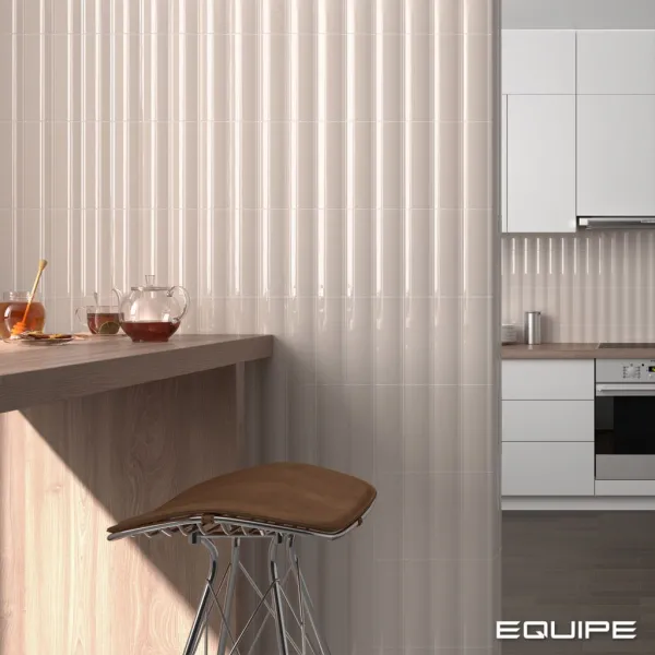 Cocina con azulejos efecto monocolor en tonos cálidos, colección Vibe de Equipe