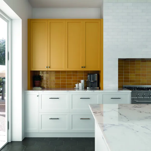 Cocina con azulejos efecto monocolor en tonos fríos, colección Village de Equipe