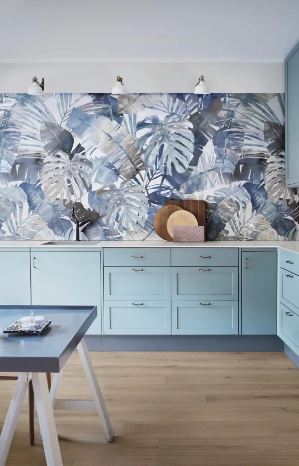 Cocina con azulejos efecto monocolor en tonos fríos, colección White deco de Marazzi