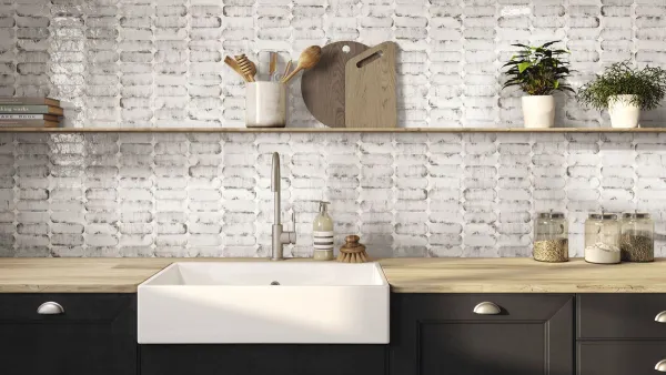 Cocina con azulejos efecto óxido en tonos neutros, colección Funky de Ape