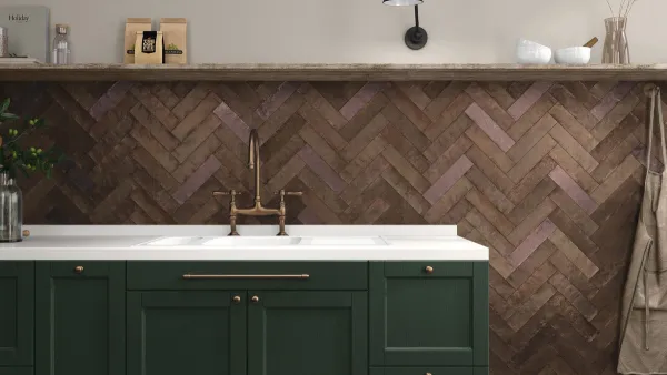 Cocina con azulejos efecto óxido en tonos cálidos, colección Magnetism de Ape