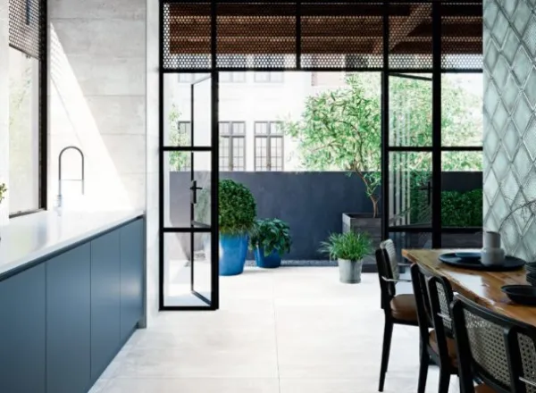 Cocina con azulejos efecto óxido en tonos fríos, colección Metallic de Aparici