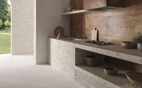 Cocina con azulejos efecto óxido en tonos cálidos, colección Urano de Aparici