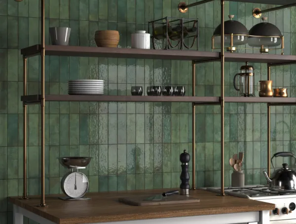 Cocina con azulejos efecto piedra en tonos fríos, colección Alfar de Dune