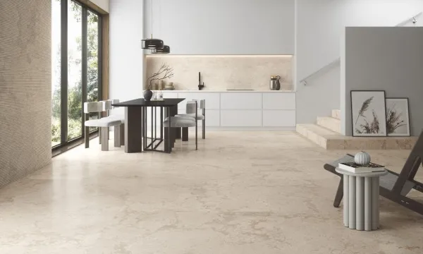 Cocina con azulejos efecto piedra en tonos cálidos, colección Althea de Colorker