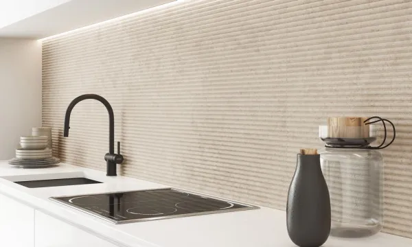 Cocina con azulejos efecto piedra en tonos cálidos, colección Althea de Colorker