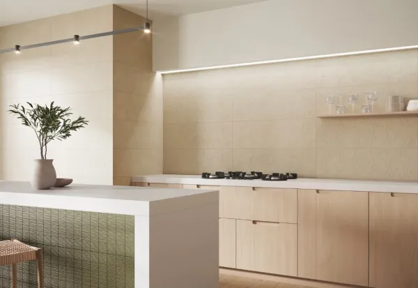 Cocina con azulejos efecto piedra en tonos cálidos, colección Amelie de TAU ceràmica