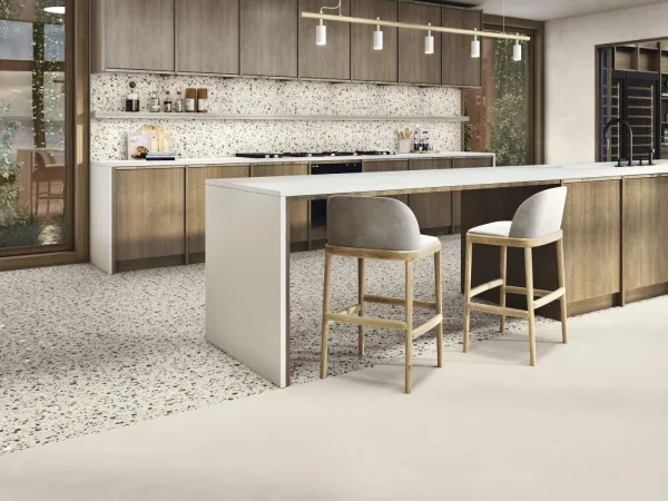 Cocina con azulejos efecto piedra en tonos cálidos, colección Argillae de Ape