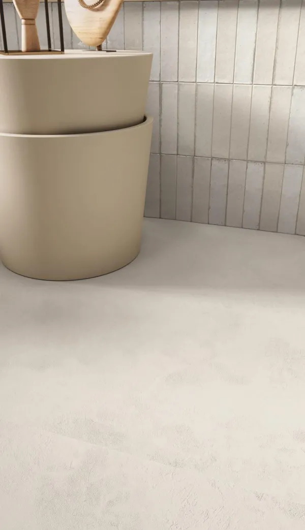 Cocina con azulejos efecto piedra en tonos cálidos, colección Argillae de Ape