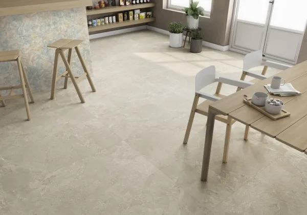 Cocina con azulejos efecto piedra, colección Avalon de Roca