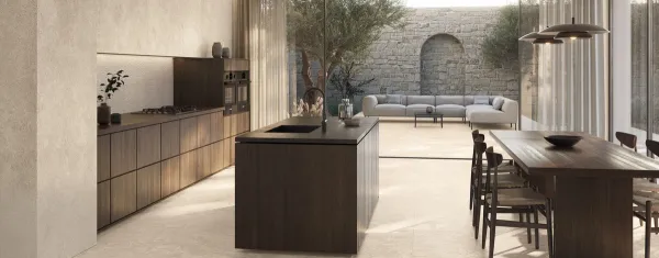 Cocina con azulejos efecto piedra en tonos cálidos, colección Avignon de Peronda