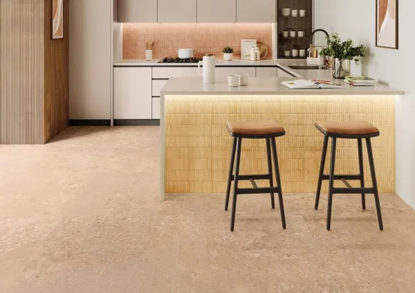 Cocina con azulejos efecto piedra en tonos cálidos, colección Awen de Harmony