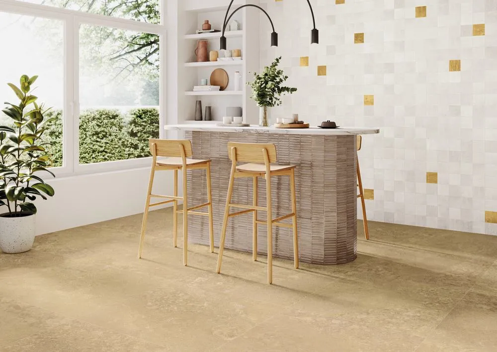 Cocina con azulejos efecto piedra en tonos cálidos, colección Awen de Harmony