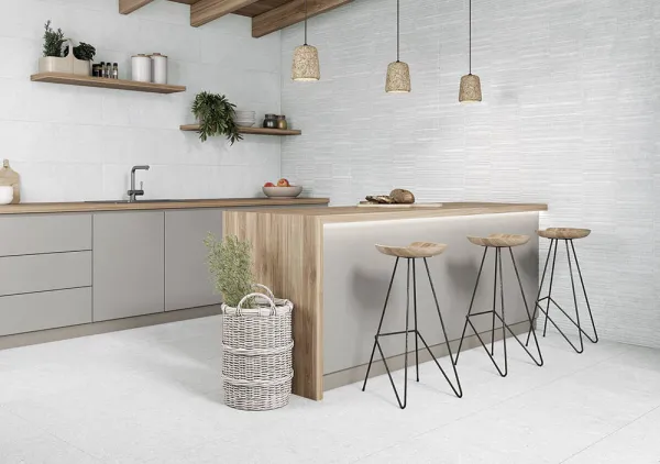 Cocina con azulejos efecto piedra en tonos neutros, colección Bateig de Proconcept