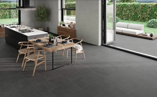 Cocina con azulejos efecto piedra en tonos neutros, colección Bellevue de STN