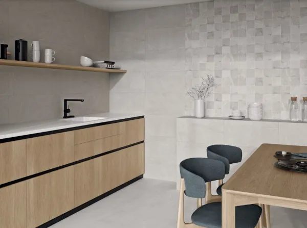 Cocina con azulejos efecto piedra en tonos neutros, colección Bellevue de STN