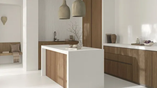 Cocina con azulejos efecto piedra en tonos cálidos, colección Cala de Cifre