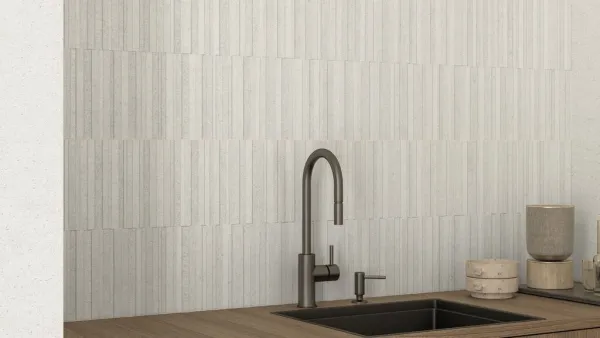 Cocina con azulejos efecto piedra, colección Cala de Cifre