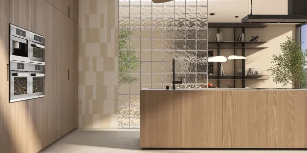 Cocina con azulejos efecto piedra en tonos cálidos, colección Calcare de TAU ceràmica
