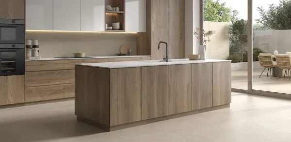 Cocina con azulejos efecto piedra en tonos cálidos, colección Calcare de TAU ceràmica