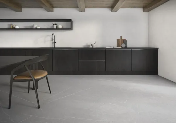 Cocina con azulejos efecto piedra en tonos neutros, colección Capri - bosco de Argenta