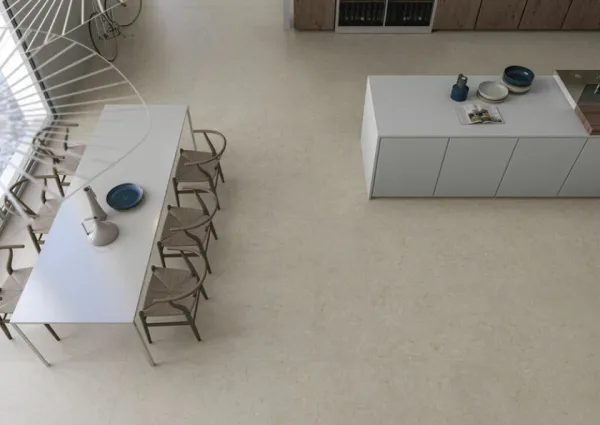 Cocina con azulejos efecto piedra, colección Cronos de Cifre