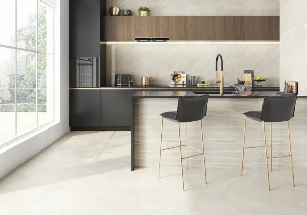 Cocina con azulejos efecto piedra en tonos neutros, colección Dhara de Colorker