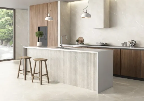 Cocina con azulejos efecto piedra, colección Dhara de Colorker