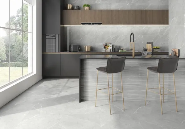 Cocina con azulejos efecto piedra en tonos neutros, colección Dhara de Colorker