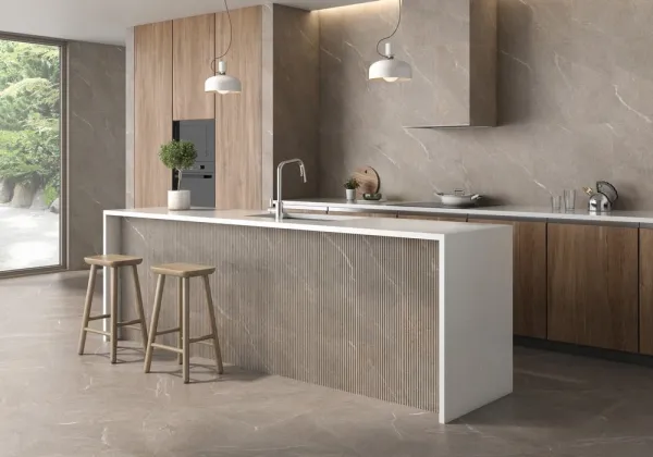 Cocina con azulejos efecto piedra en tonos cálidos, colección Dhara de Colorker