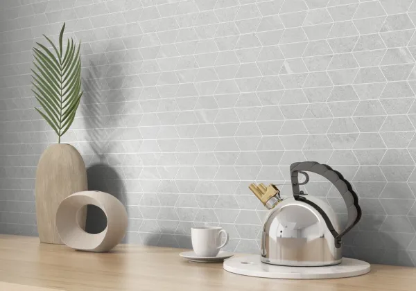 Cocina con azulejos efecto piedra en tonos neutros, colección Dhara de Colorker