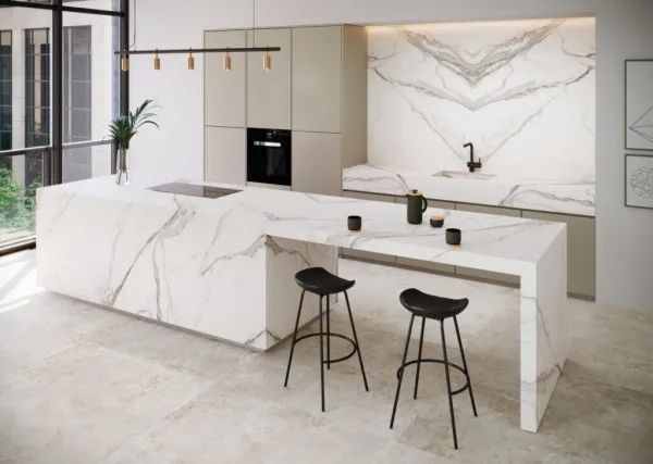 Cocina con azulejos efecto piedra en tonos neutros, colección Estatuario de Grespania
