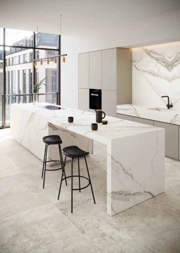 Cocina con azulejos efecto piedra en tonos neutros, colección Estatuario de Grespania