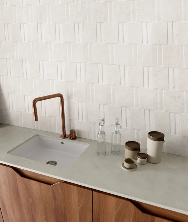 Cocina con azulejos efecto piedra en tonos cálidos, colección Evo stone de Mikonos