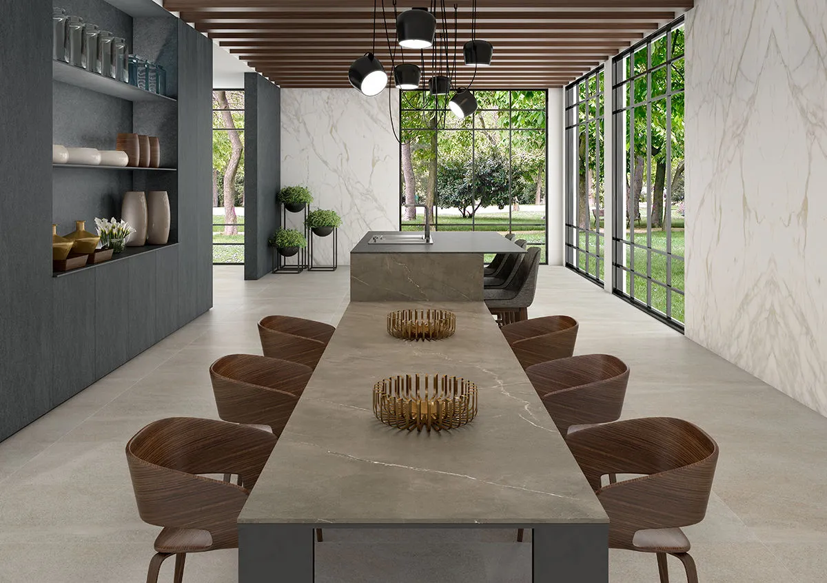 Cocina con azulejos efecto piedra, colección Fidenza de TAU ceràmica