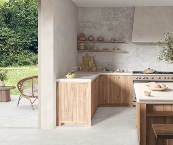 Cocina con azulejos efecto piedra en tonos cálidos, colección Fireclay de Aparici