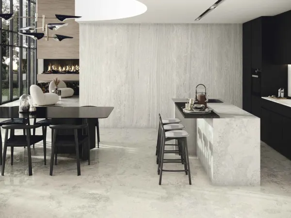 Cocina con azulejos efecto piedra en tonos neutros, colección Florence de Baldocer