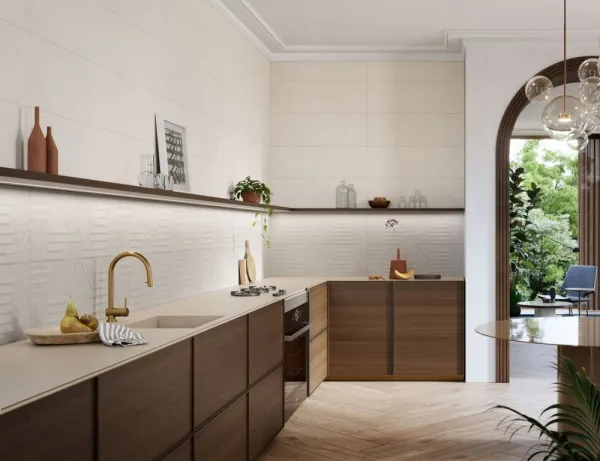 Cocina con azulejos efecto piedra en tonos cálidos, colección Formentor de Cristacer