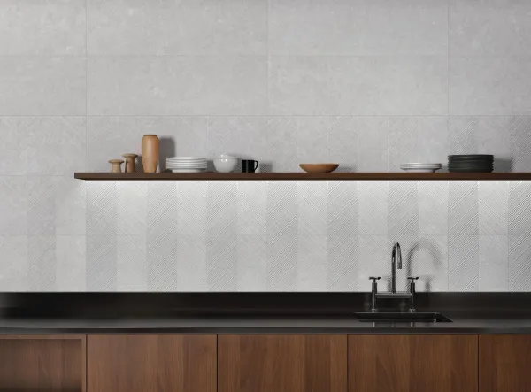 Cocina con azulejos efecto piedra en tonos neutros, colección Ghent de Peronda