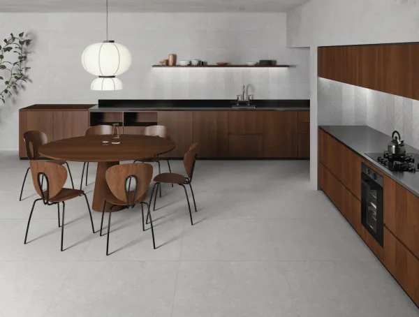 Cocina con azulejos efecto piedra en tonos neutros, colección Ghent de Peronda