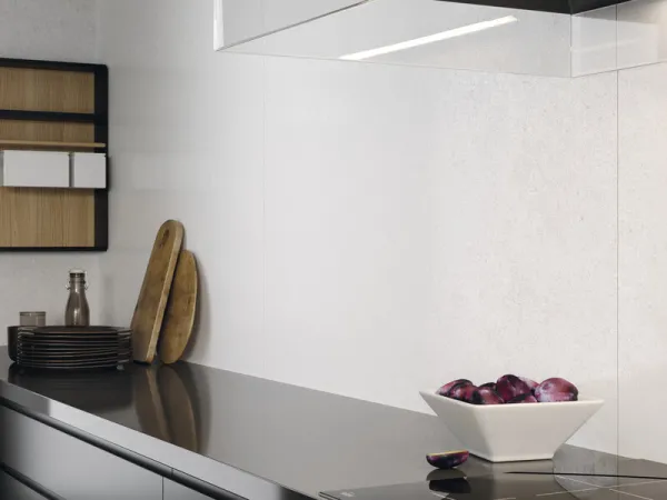 Cocina con azulejos efecto piedra en tonos neutros, colección Granite de Cifre