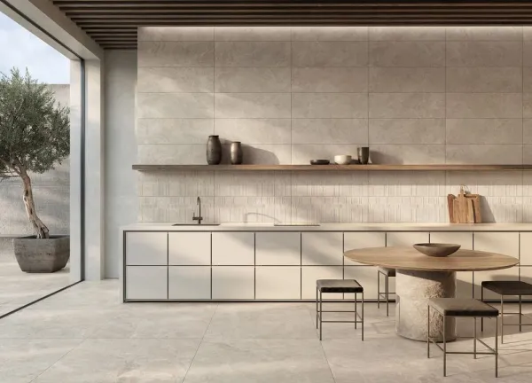 Cocina con azulejos efecto piedra en tonos cálidos, colección Haven de Peronda
