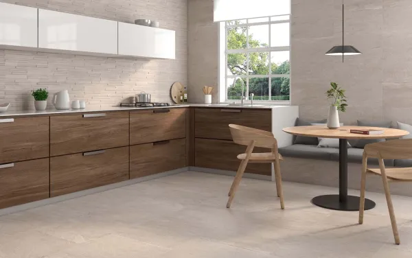 Cocina con azulejos efecto piedra en tonos cálidos, colección Horizon de Colorker